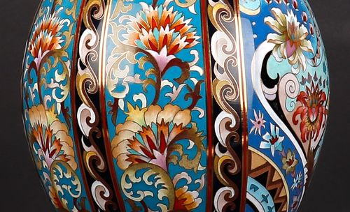 華彩新生 張同祿大師與《景泰藍(lán)蘭新韻瓶》的工藝美學(xué)